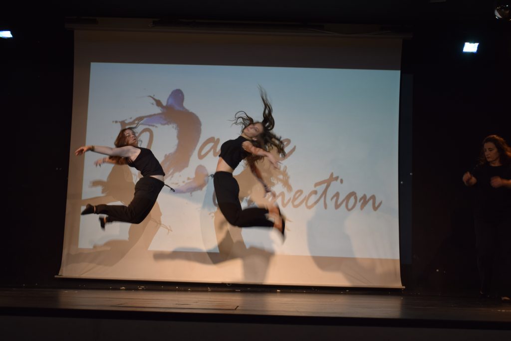 Σύγχρονο στη σχολή χορού Dance Connection